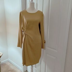 Ann Taylor, size 8. 82% Triacetate, 18% Polyester.